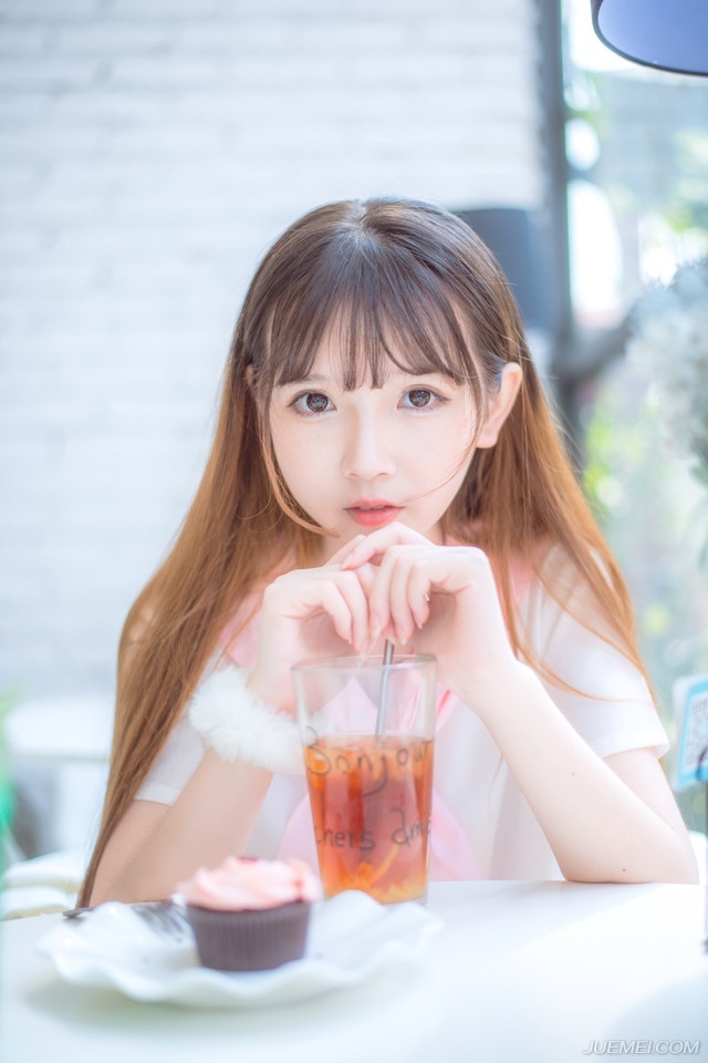 “周郎的魅力，还真不小呢。”吕布冷笑一声：“不过没用，魅力再大，但他命没我硬，至于他的死，我也相当意外，堂堂周公瑾，江东水师大都督，竟然亲自带人跑去奇袭，或者可以理解为自信，而且他差点就成功了，只是诸葛亮太过小心，才使他功败垂成，但就算最后成功了，以他的身份，也不该亲自去做这种事情。”